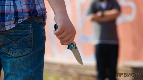 Школьник пырнул ножом одноклассника и учителя в Павлодаре